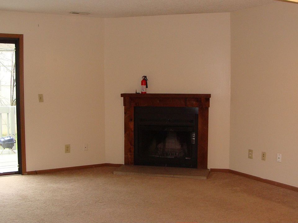 Great room w/fireplace