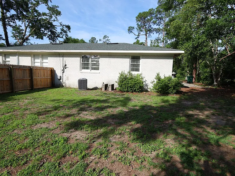 1709 Azalea Dr #B — Photo 11