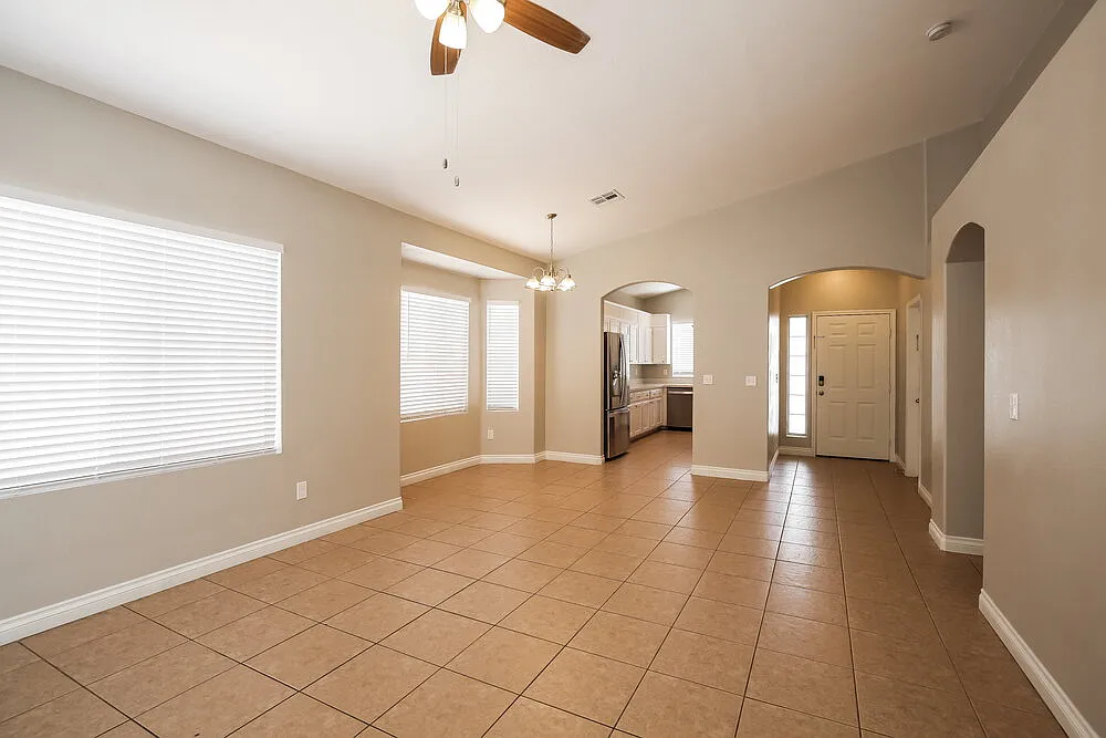 3 bed, 2.0 bath, 1298 sqft, $2,080 — Photo 4
