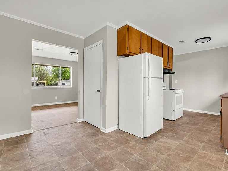 805 Spruce St — Photo 2
