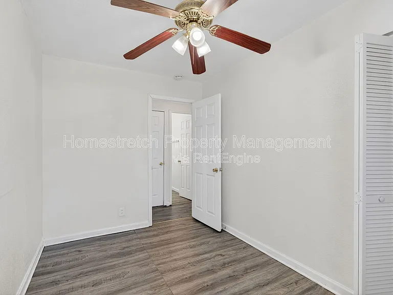 811 Saint Thomas Ln — Photo 16