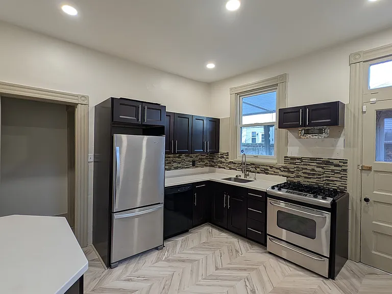 347 Spahr St — Photo 11