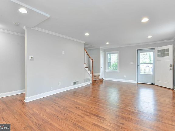 4th image of 2218 Huntington Ave