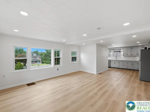 326 Main St, Stockertown, PA 18083
