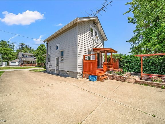 5th image of 620 Joughin St