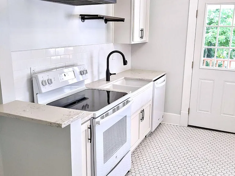 415 Park Cir — Photo 13