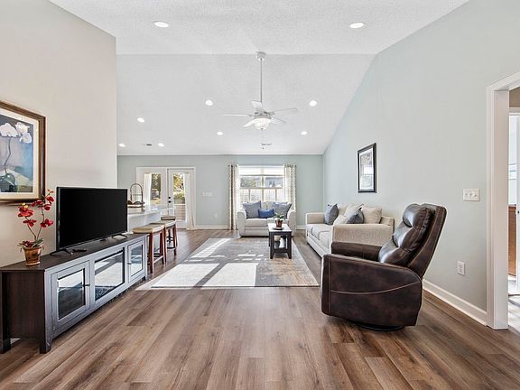 4th image of 121 Ashworth Dr.