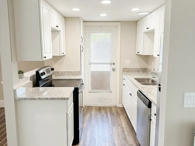 18511 Blair Ave — Photo 6