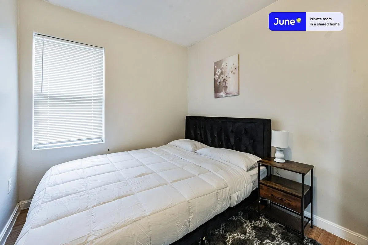 Queen bedroom in 3 bed/1 bath home in East Cambridge #1812 B — Photo 1