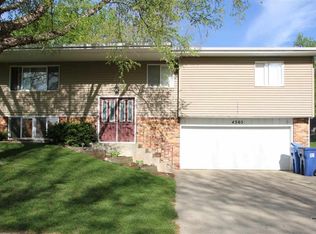 4305 S Briarwood Ave, Sioux Falls, SD 57103