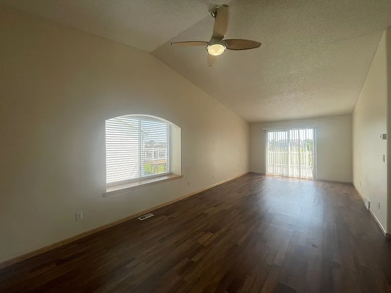 1074 Parkway Dr — Photo 4