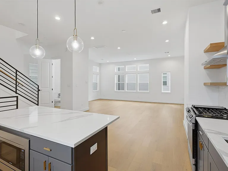 326 Eastwood St — Photo 5