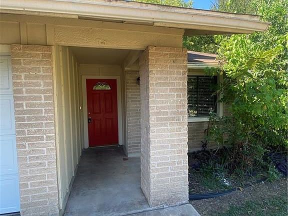3rd image of 303 Thistlewood Dr