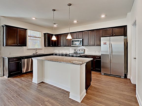 4th image of 204 Glenwood Dr