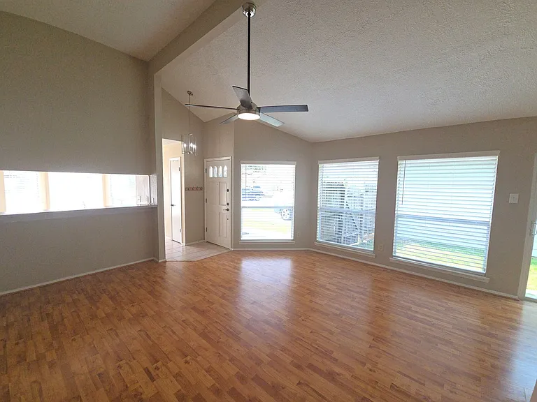11130 Thunderhaven Dr — Photo 2