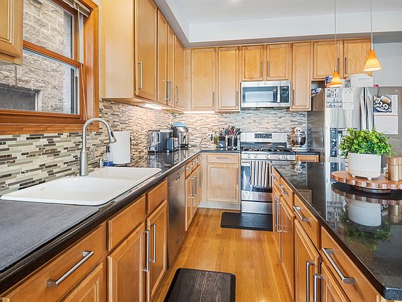 4th image of 1954 W Diversey Pkwy #1E