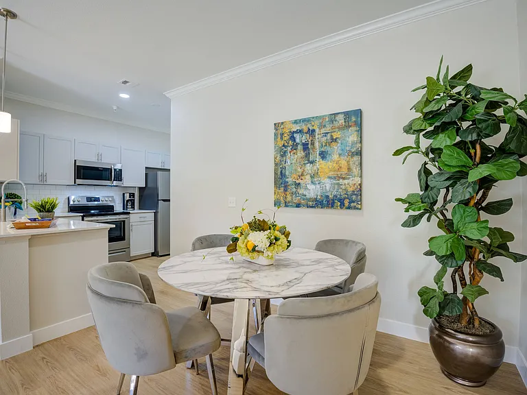 Dining sits 4-6 people