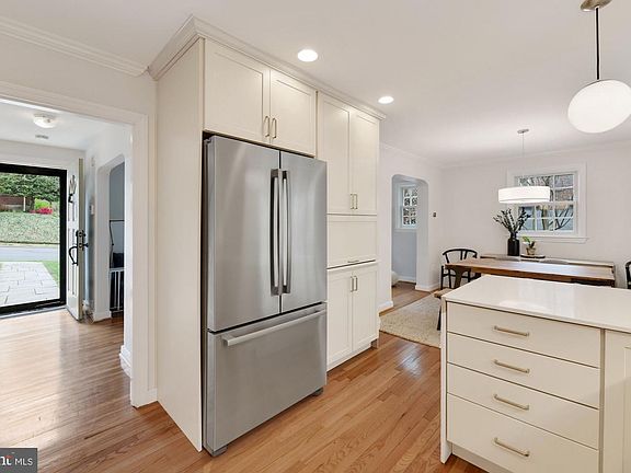 4th image of 1009 N Livingston St
