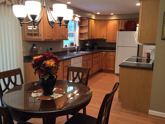 3rd image of 32 Thistlewood Ln