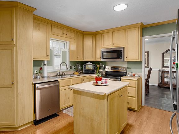 5th image of 303 Laurel St
