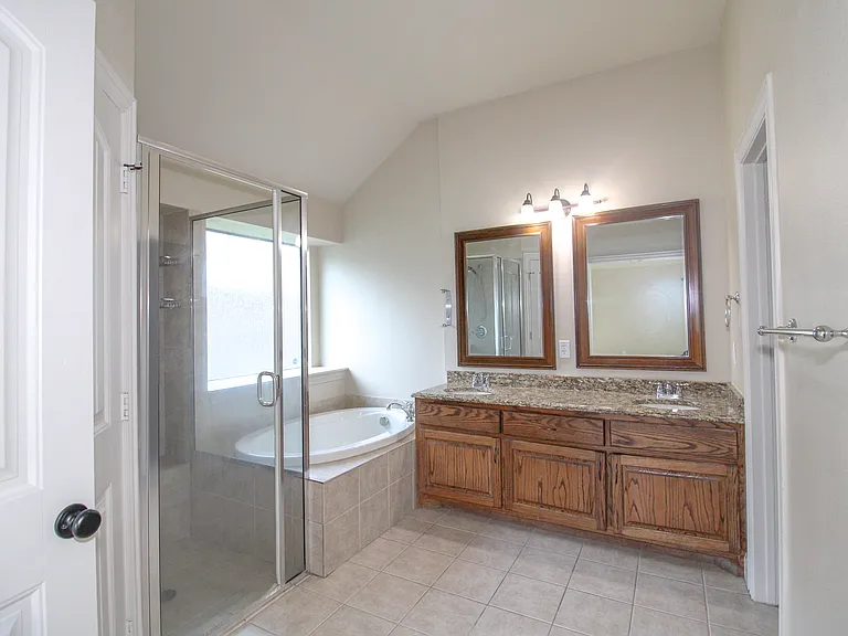 215 Wooded Creek Ave — Photo 10