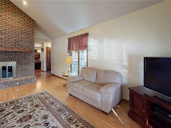 4th image of 607 Wooster St