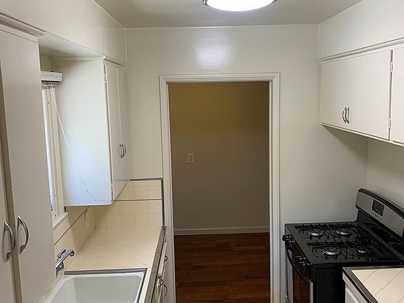 5th image of 831 W Huntington Dr