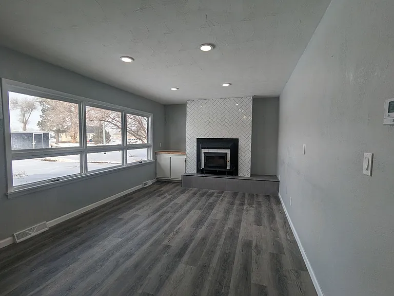 607 N Logan Ave — Photo 3