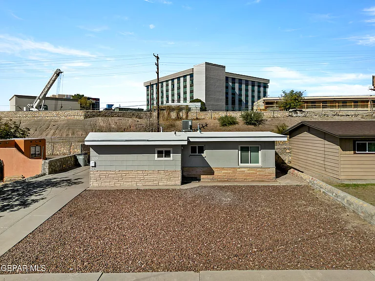 1015 N Clark Dr — Photo 1