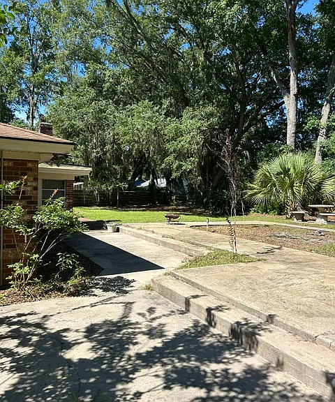 811 Lakeview Ct — Photo 2
