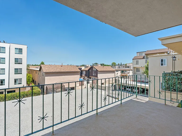 Encino Park West Apartments — Photo 20