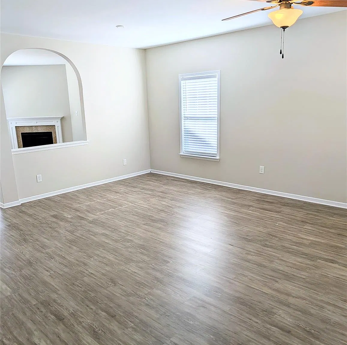 4 bed, 2.5 bath, 2946 sqft, $2,400 — Photo 2