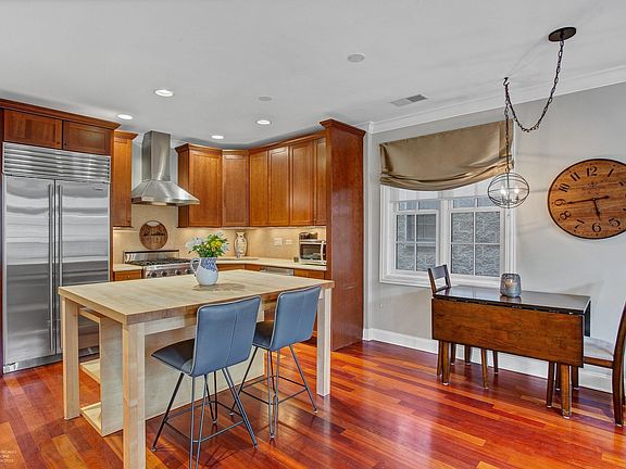 3rd image of 3251 N Kenmore Ave #2