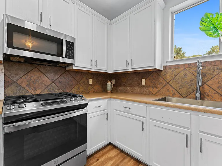 807 Midway Crst — Photo 13