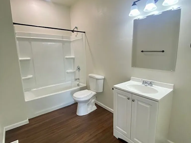 1172 E Walnut St — Photo 11