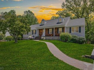 135 Cottage Pl W, Gillette, NJ 07933