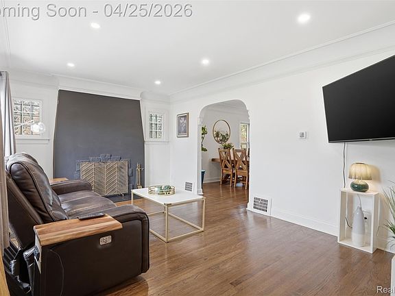 5th image of 4612 Balfour Rd