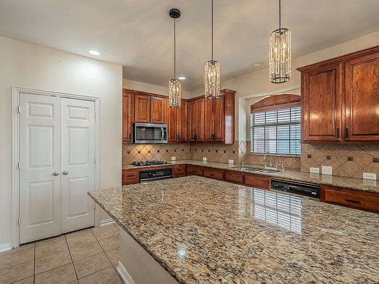 2217 Stonehenge Ln — Photo 11