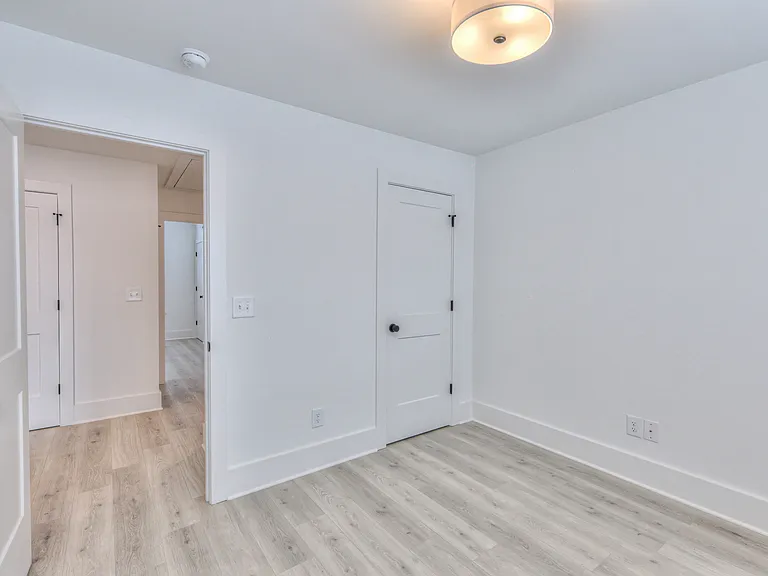 1589 Residences — Photo 30