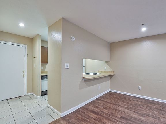 2nd image of 821 Livingston Ct