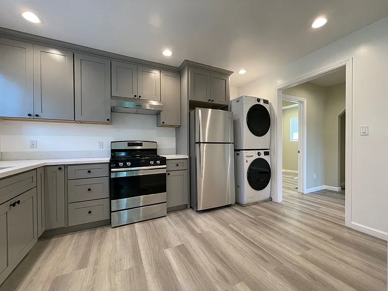 2535 Wallace St — Photo 3
