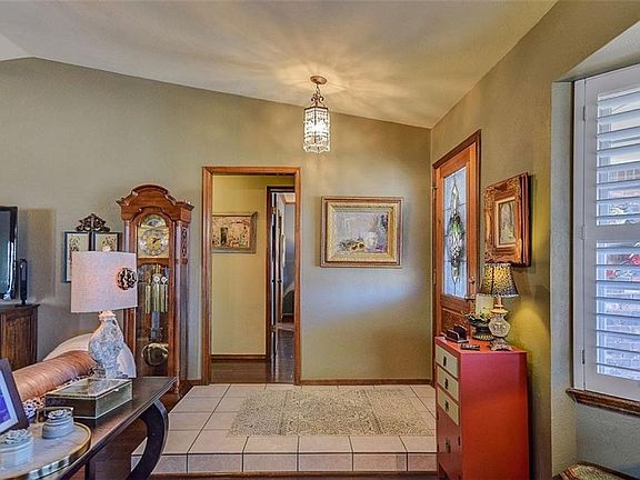 5th image of 2311 Oakridge Dr