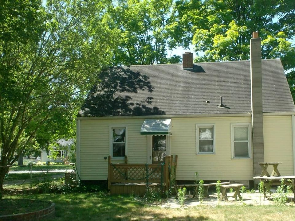 2nd image of 405 Brown St