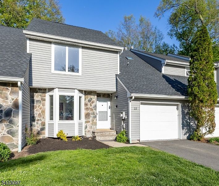 1st image of 22 Flynn Pl