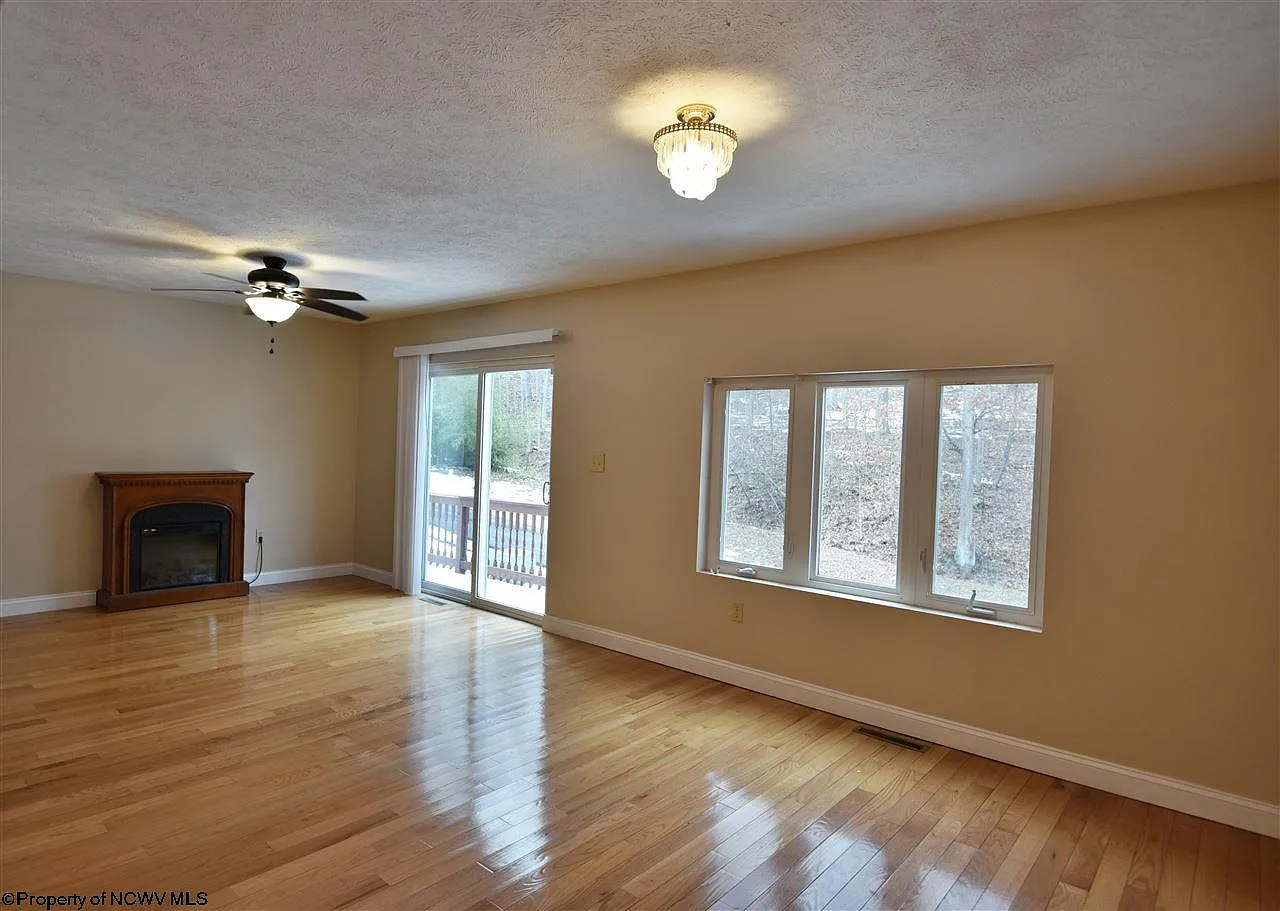 4 bed, 3.5 bath, $2,050 — Photo 2
