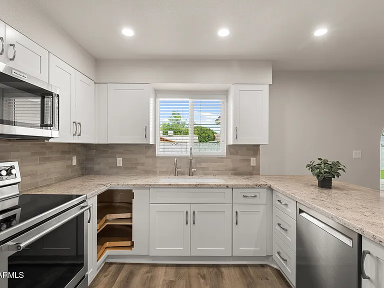 224 E Oxford Dr — Photo 9