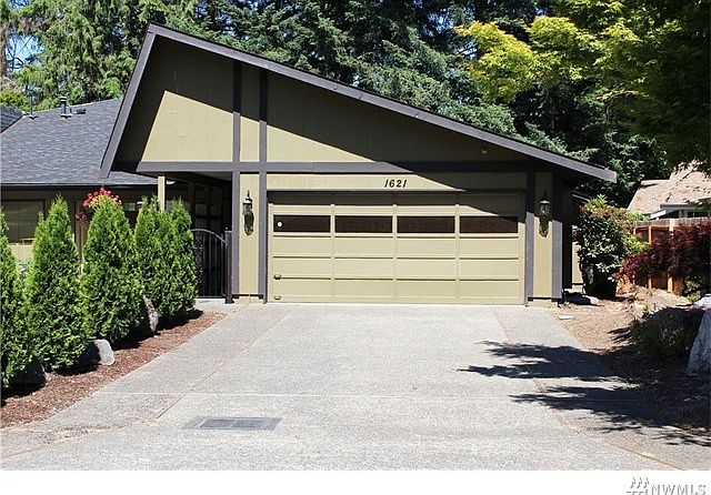 Welcome home to your low maintenance townhome close to everything!!! Tons of parking. Plenty of attic storage in garage.