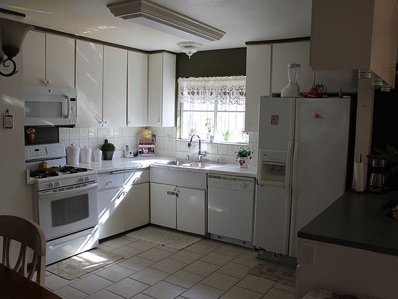 4th image of 228 Sweetwood St