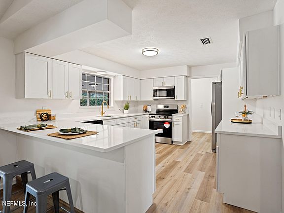 4th image of 1540 MONTROSE Avenue E