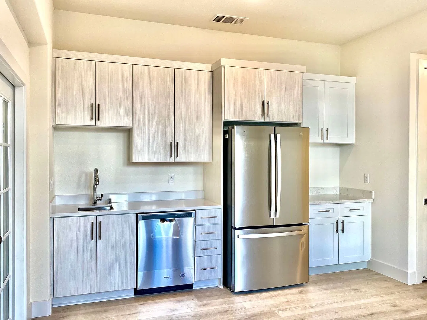 Room For Rent In Excellent Condo — Photo 1
